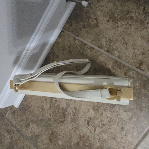 Vintage Salvatore Ferragamo Cream and Gold Shoulder Bag - Picture 8 of 16